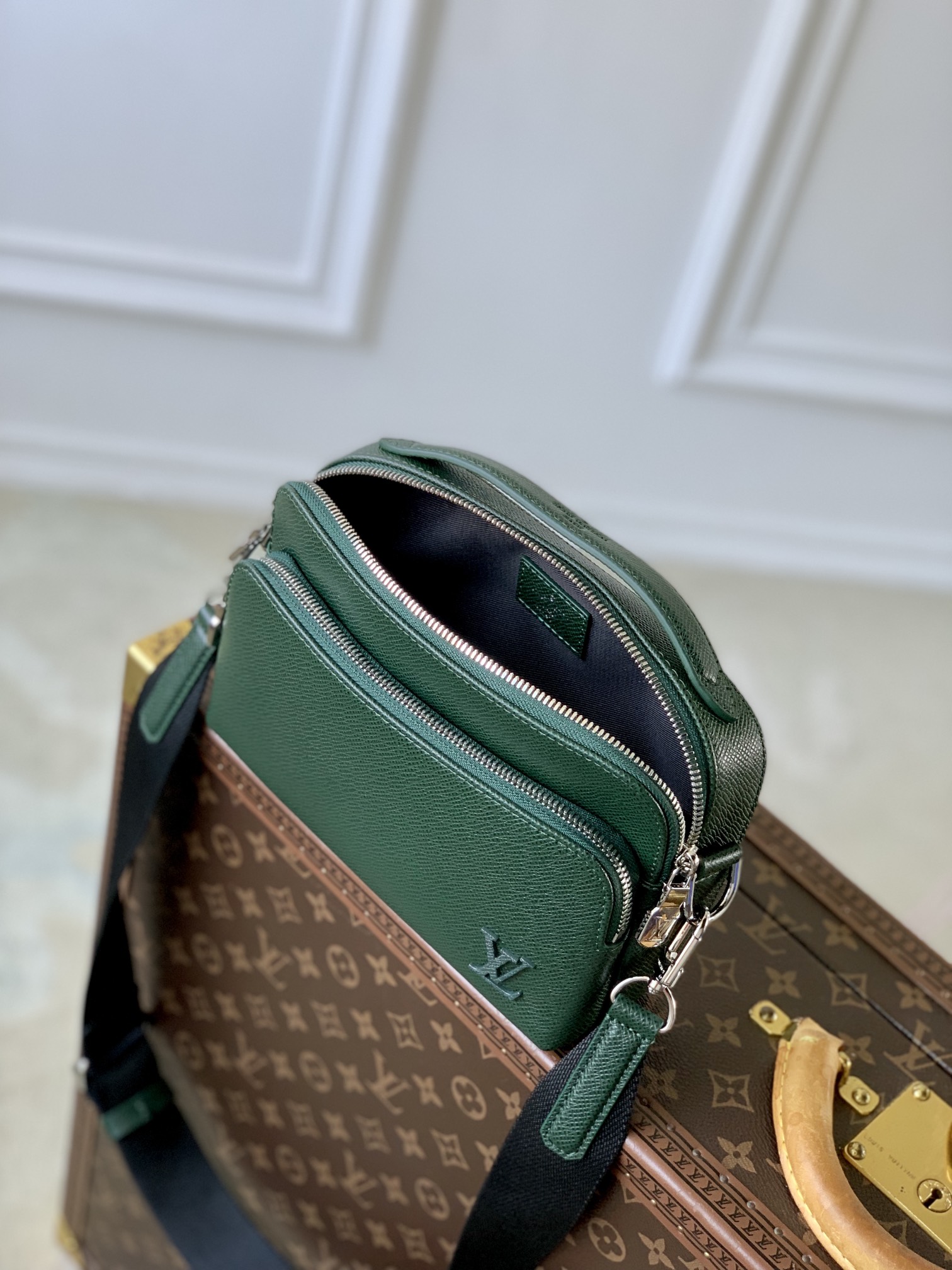 l0*is V*t0n avenue bag-22.5 x 15.5 x 7.5cm