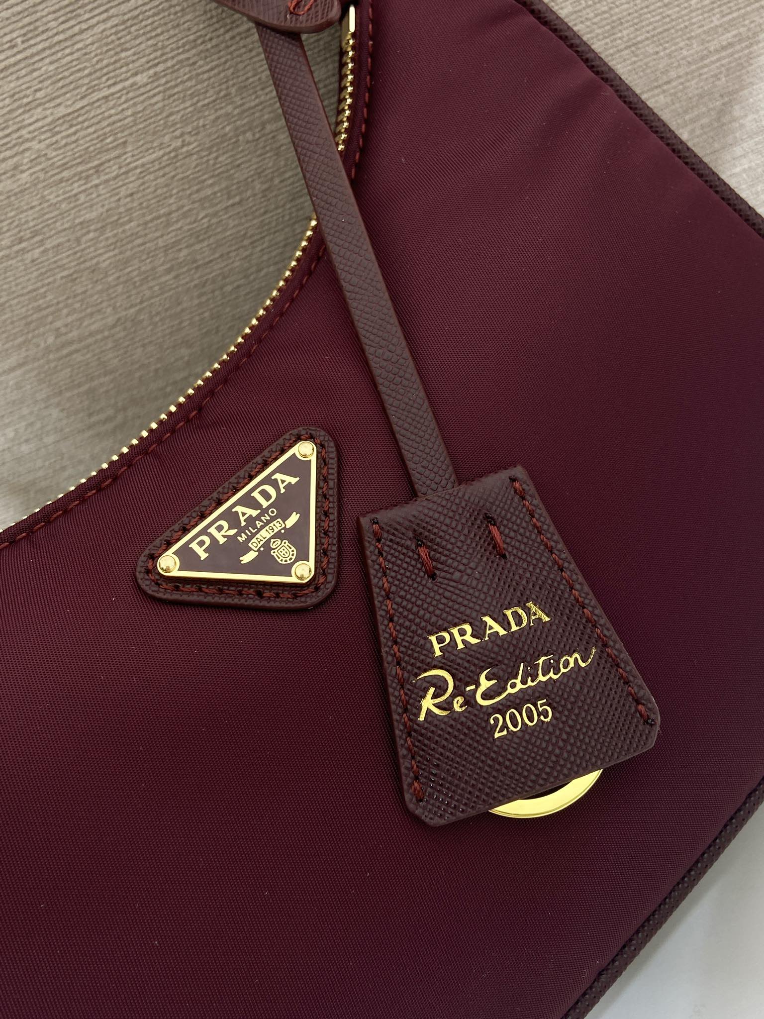 Pra*a re-edition 2005 hobo bag-22*18*6.5cm
