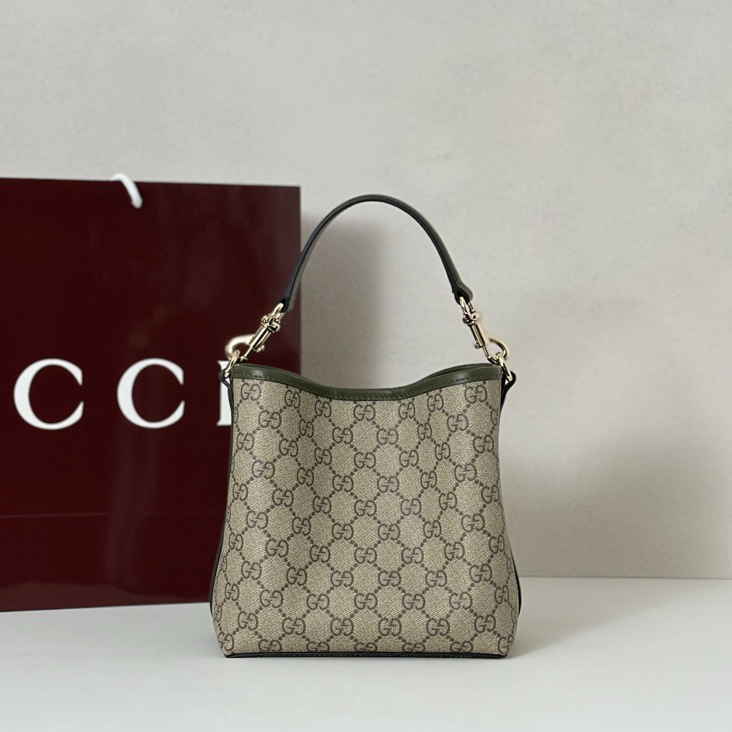 Gvc*1 medium emblem shoulder bag- 20.5*18*11.5cm
