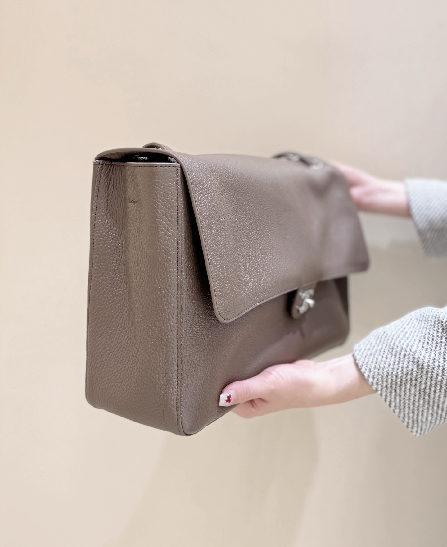 Ch@nel Maxi Flapbag , Grained Calfskin & Silver-Tone Metal, lLight-26*38.5*11CM