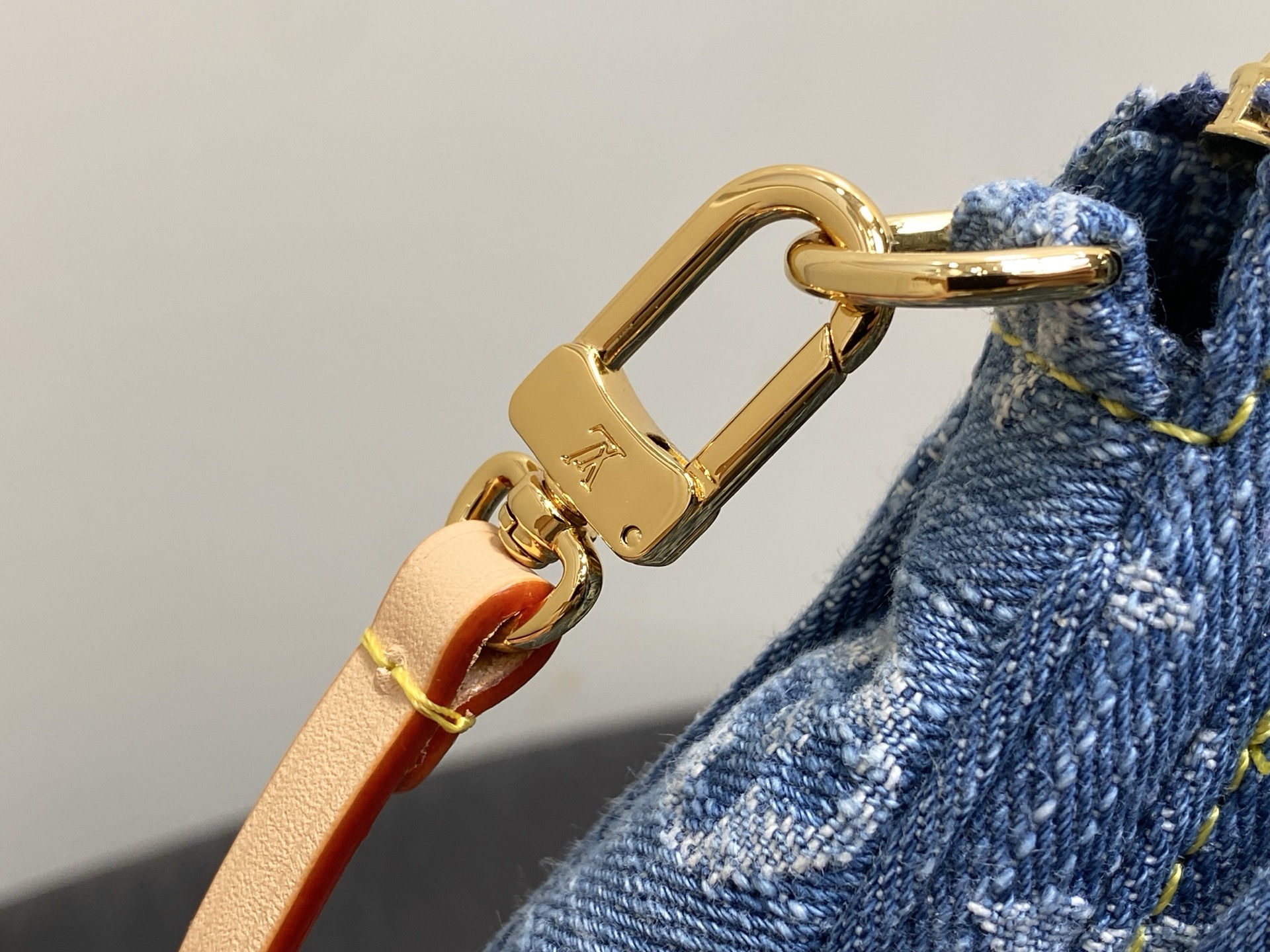 Lou*is Vvtt0n Pochette Accessoire Cargo Monogram Denim-23.5 x 14 x 3CM