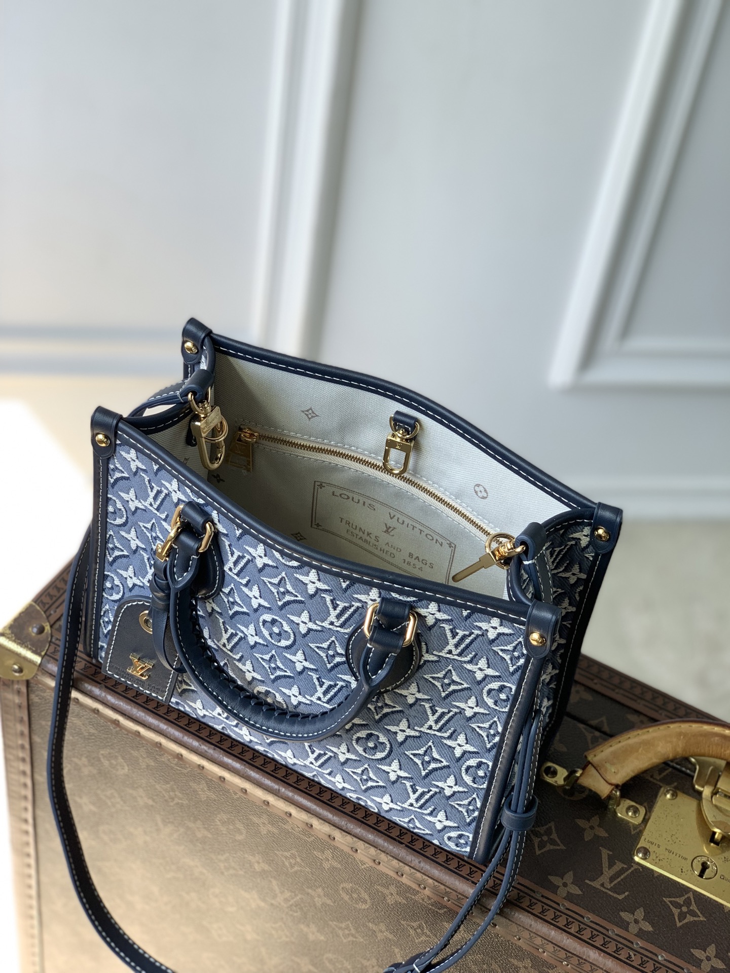L0vis Vvtt0n OnTheGo PM - Handbags-M2A097-19 x 11.5 x 25CM