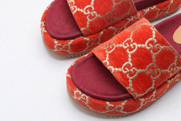 G*u*i slippers