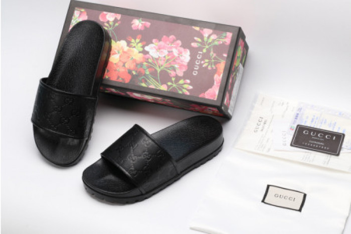 G*u*i slippers