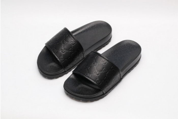 G*u*i slippers