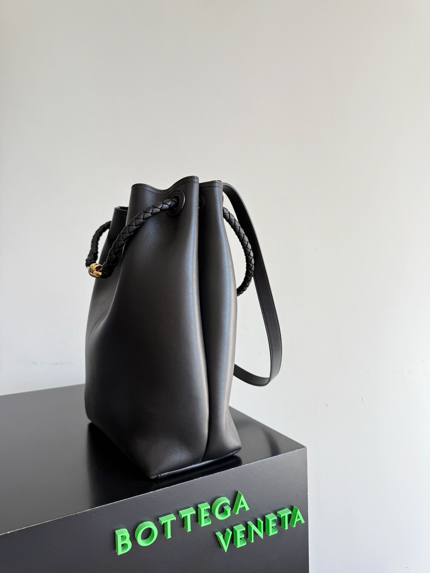 B0tt*ga Ven*ta Andiamo Medium Leather Bucket Bag 34x24x12cm Without Box