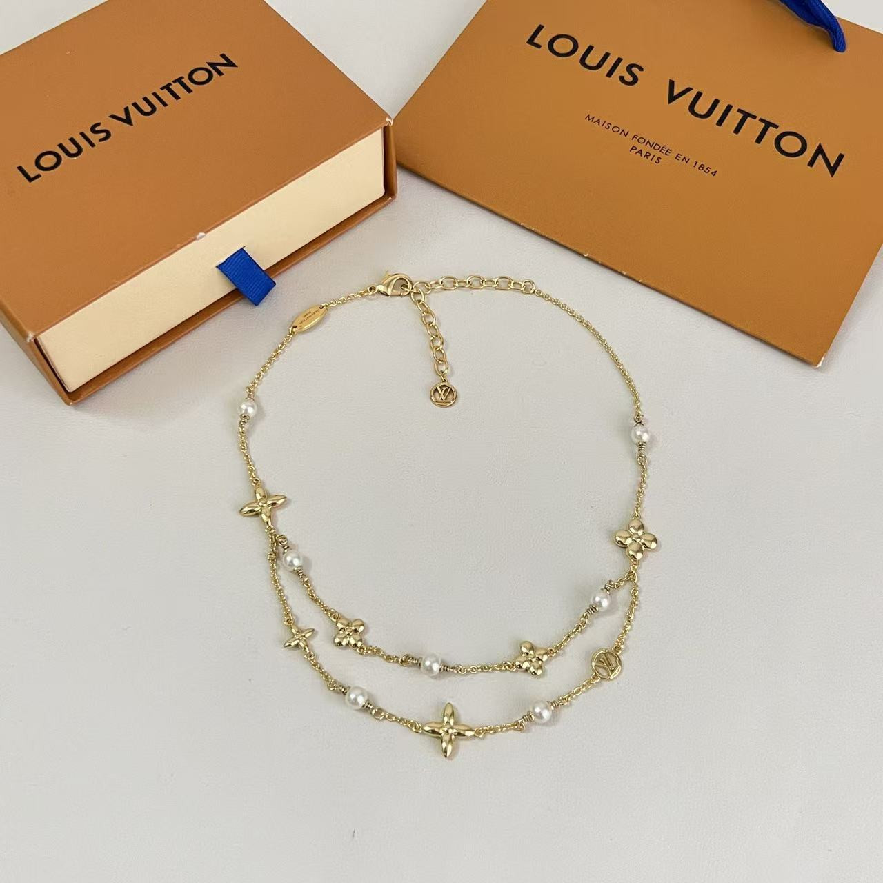 L0vis Vvtt0n Necklace