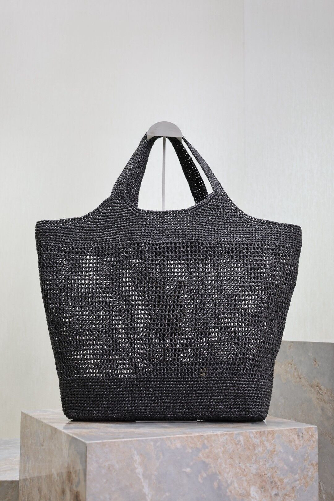 Y51 ICARE IN RAFFIA 37-55x43x5cm