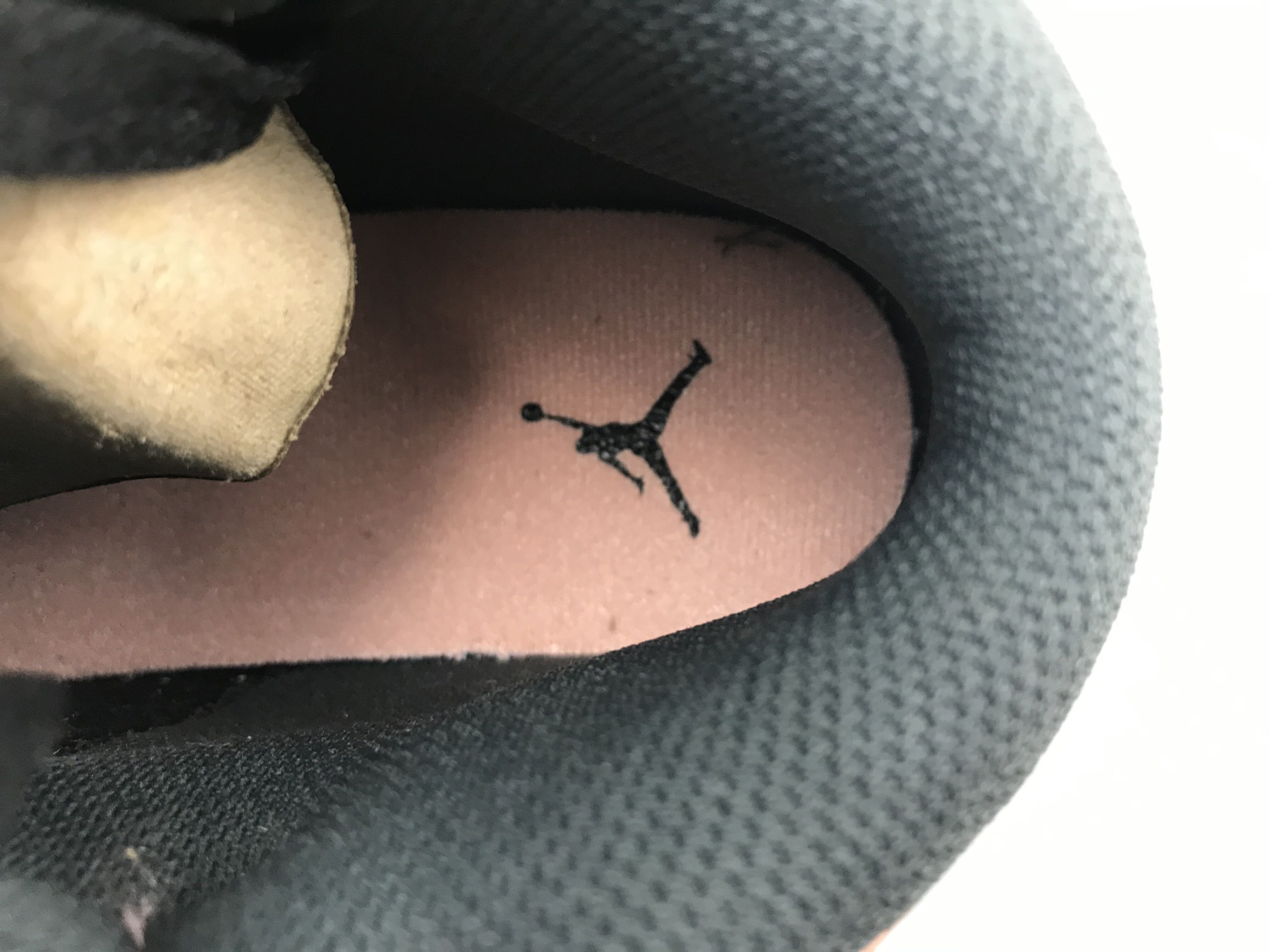 UA  AIR JORDAN 1 MID GS 