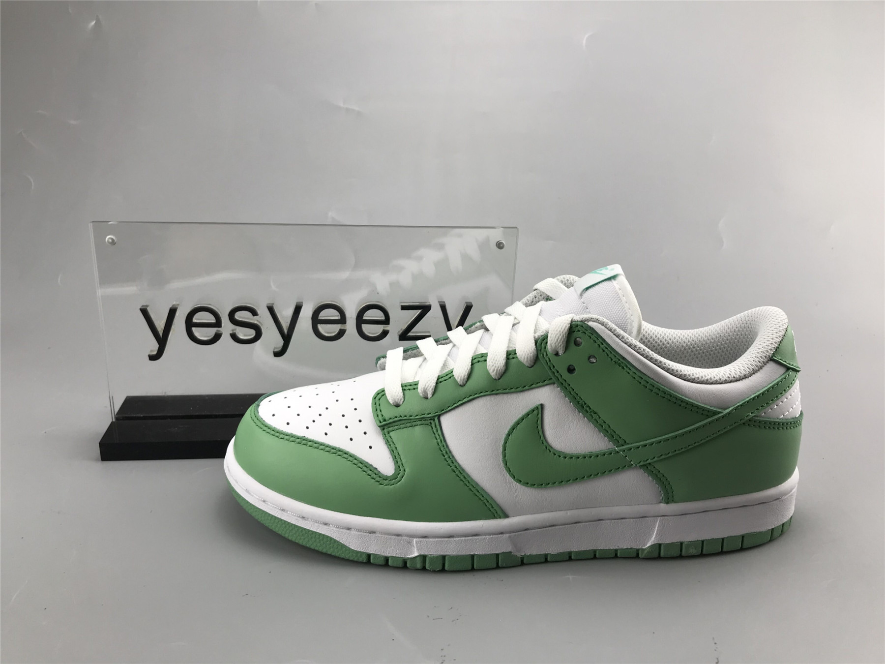 UA NIKE DUNK LOW WMNS "GREEN GLOW"