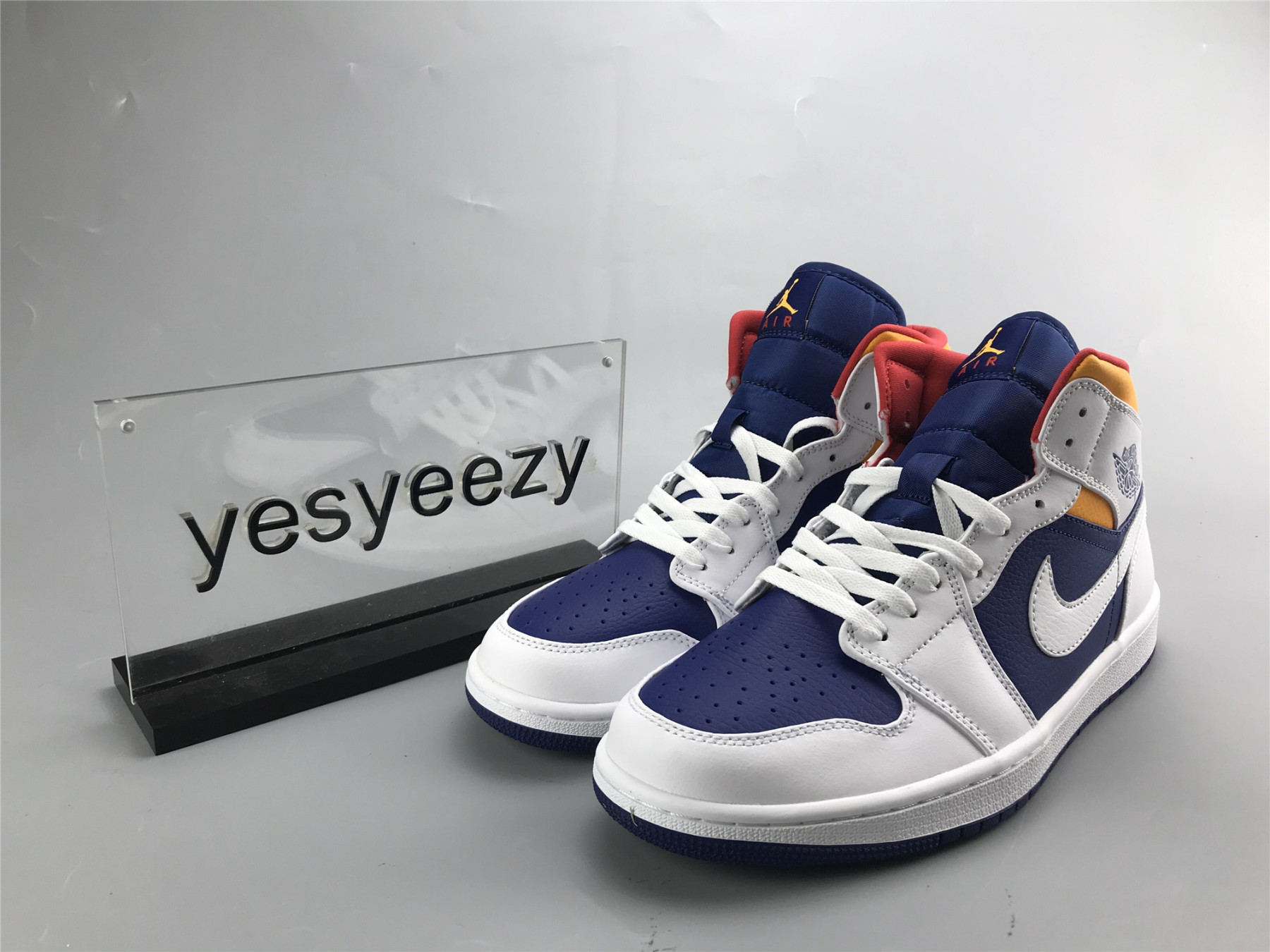 UA  AIR JORDAN 1 MID 