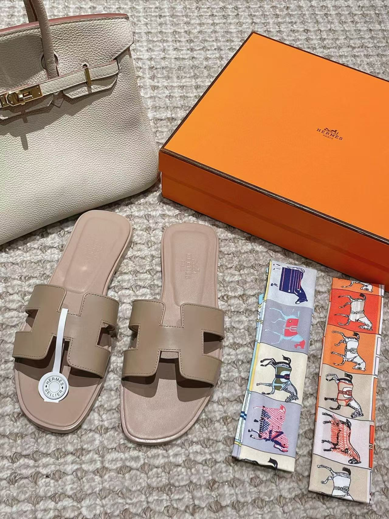 UA H**me5 Oran sandal
