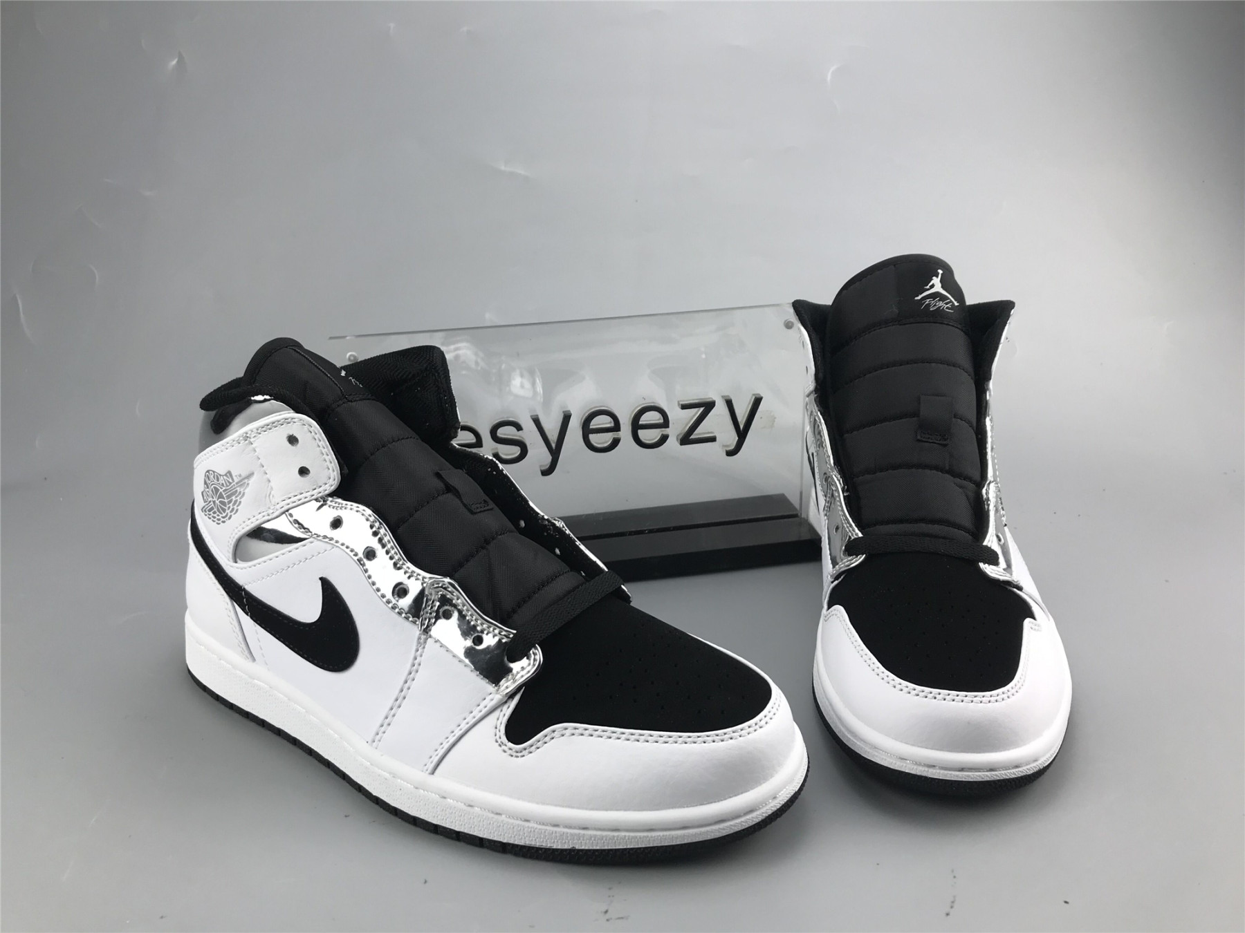 UA  AIR JORDAN 1 MID 