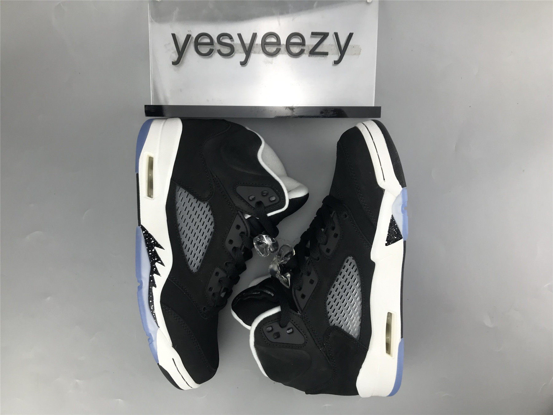 UA AIR JORDAN 5 RETRO 