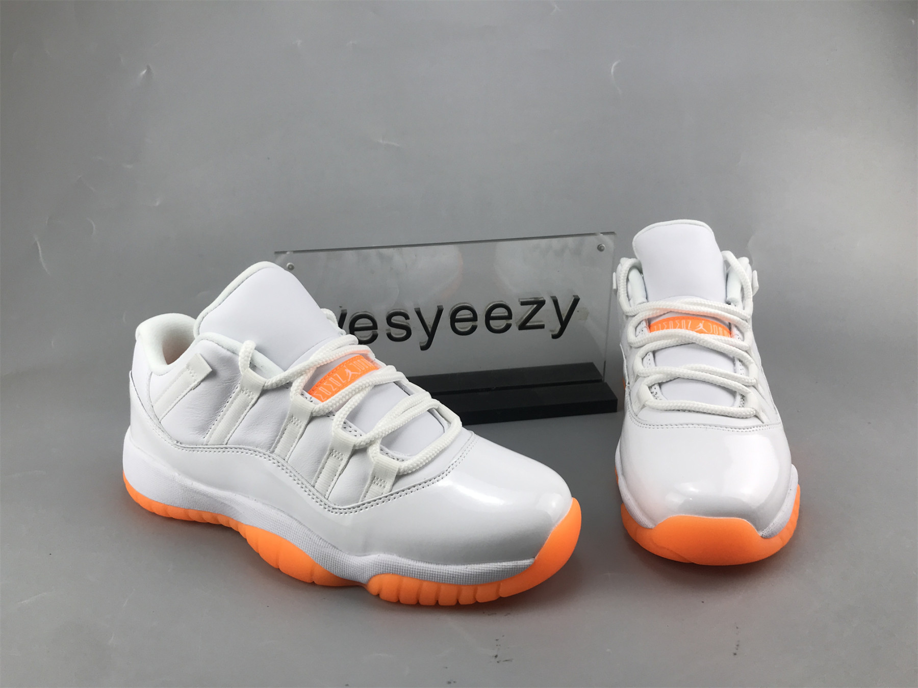UA WMNS AIR JORDAN 11 RETRO LOW 