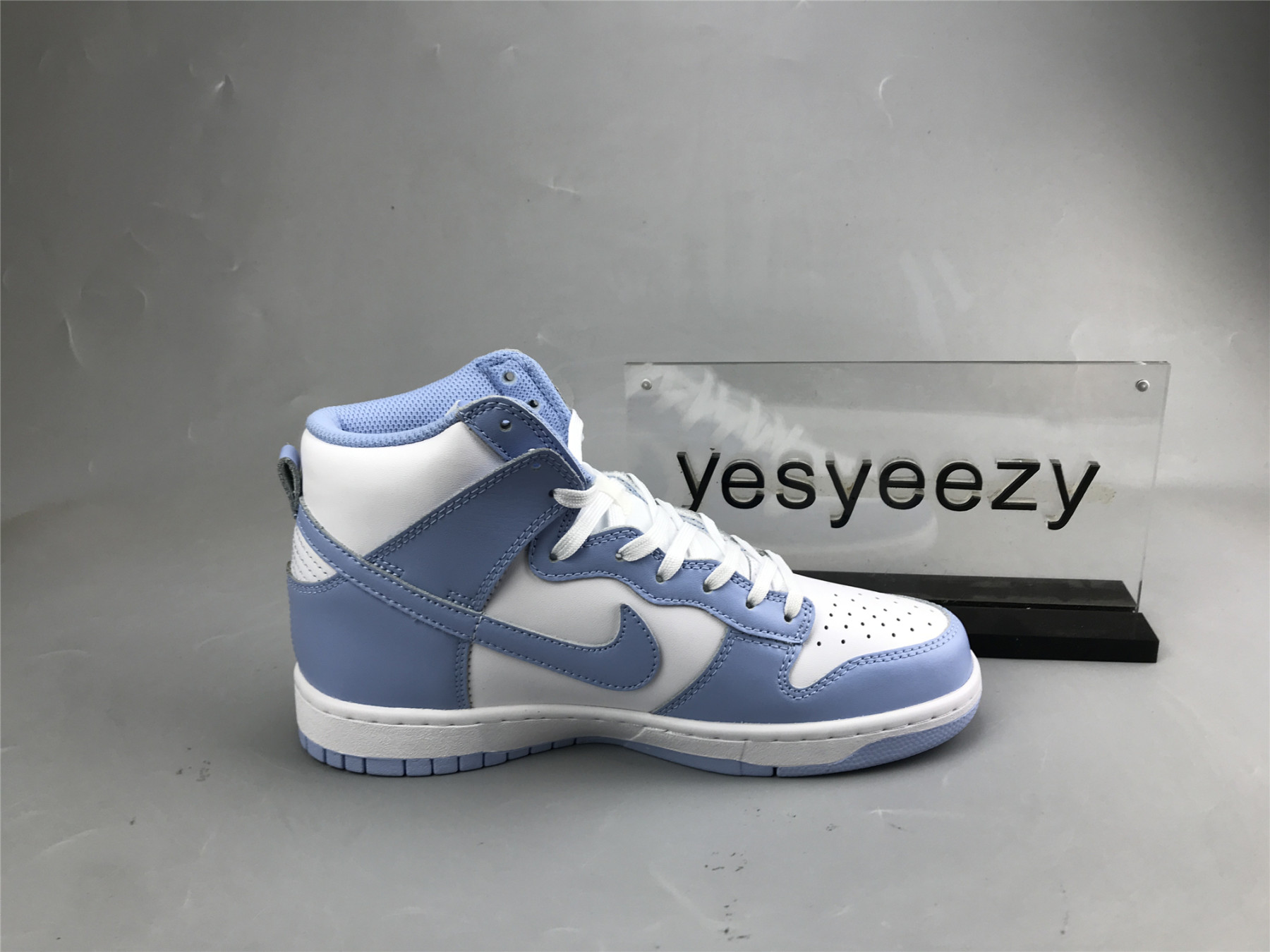 UA NIKE WMNS DUNK HIGH 