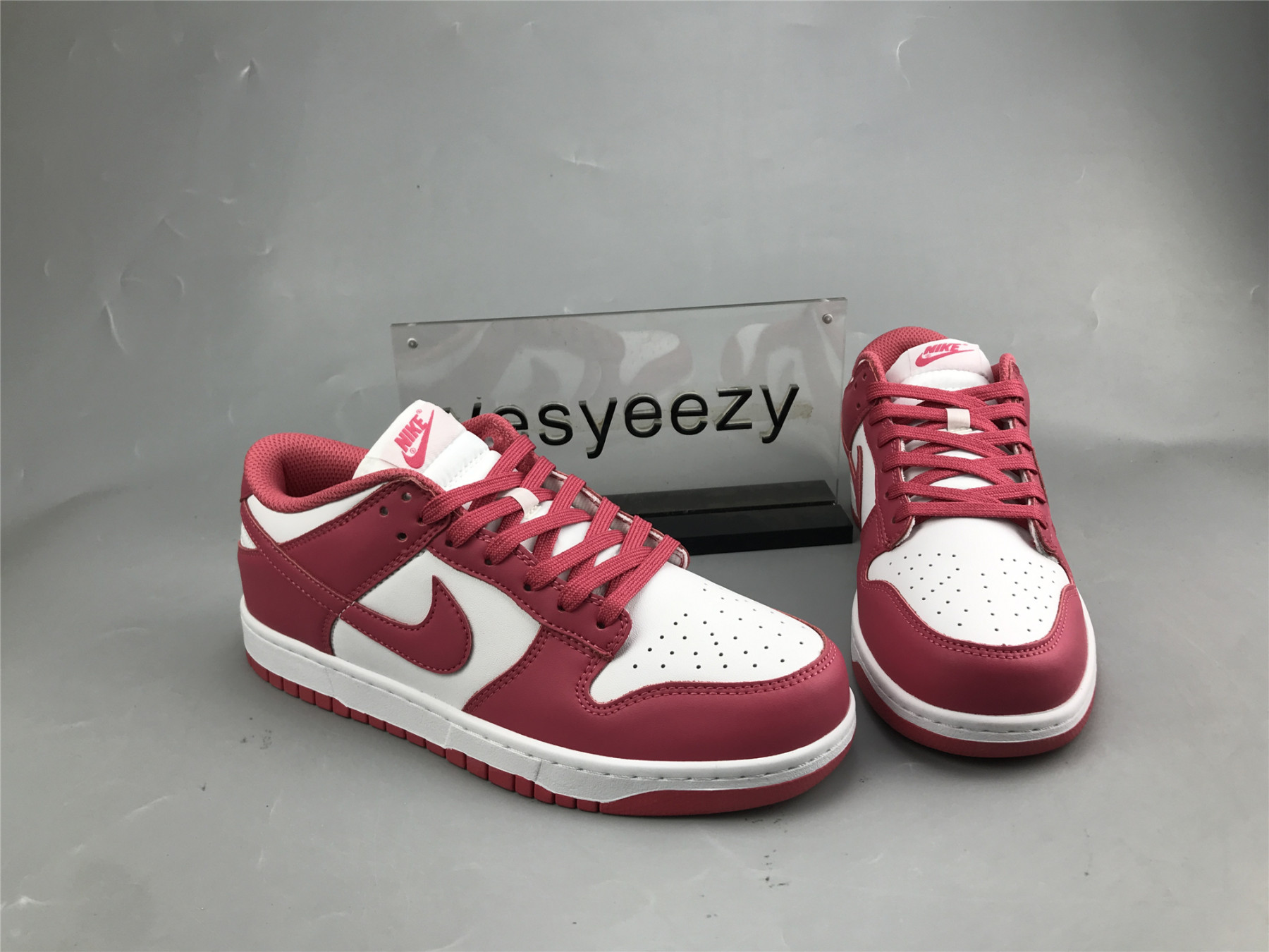 UA NIKE WMNS DUNK LOW 