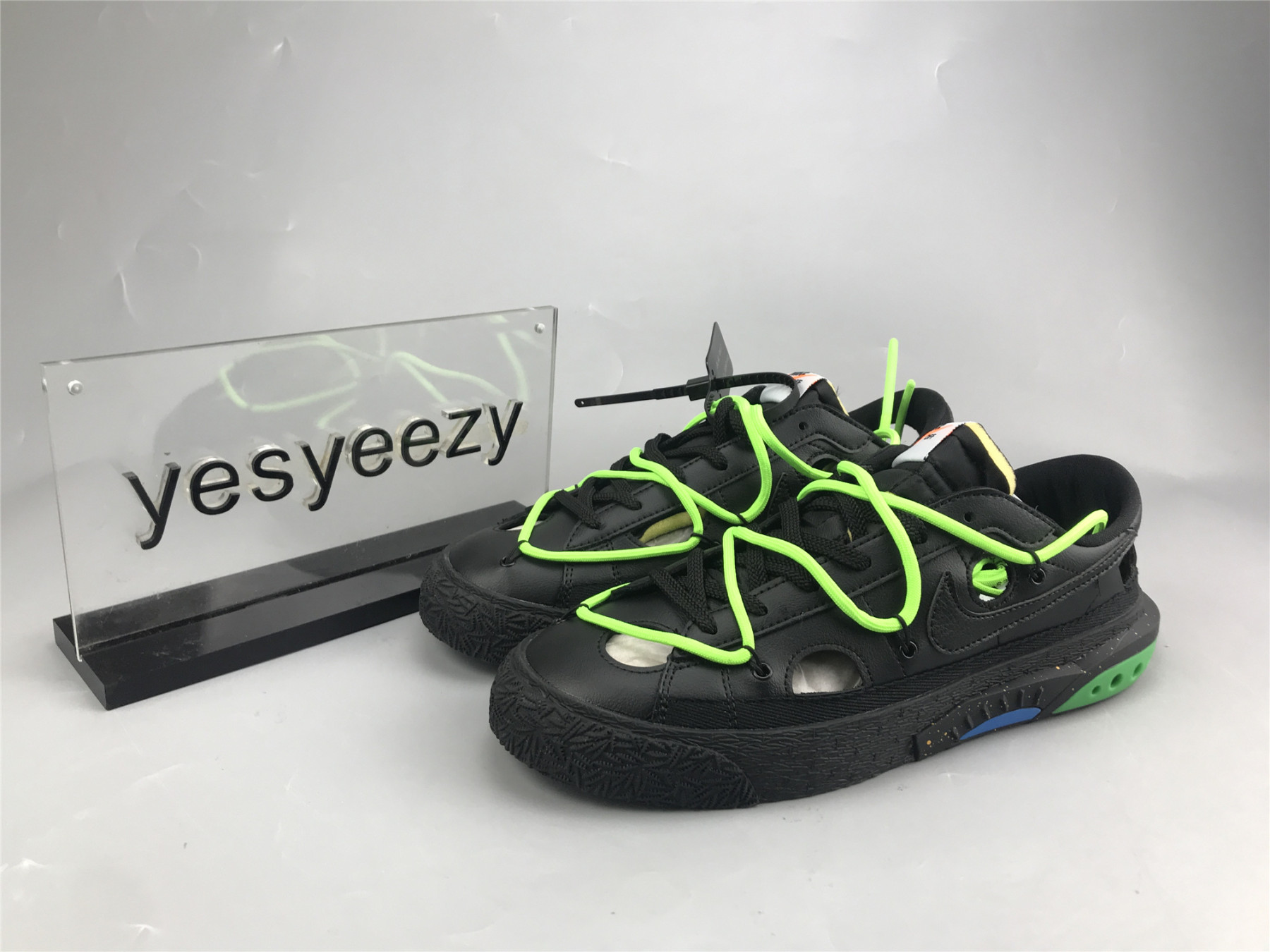 UA NIKE OFF-WHITE X BLAZER LOW 