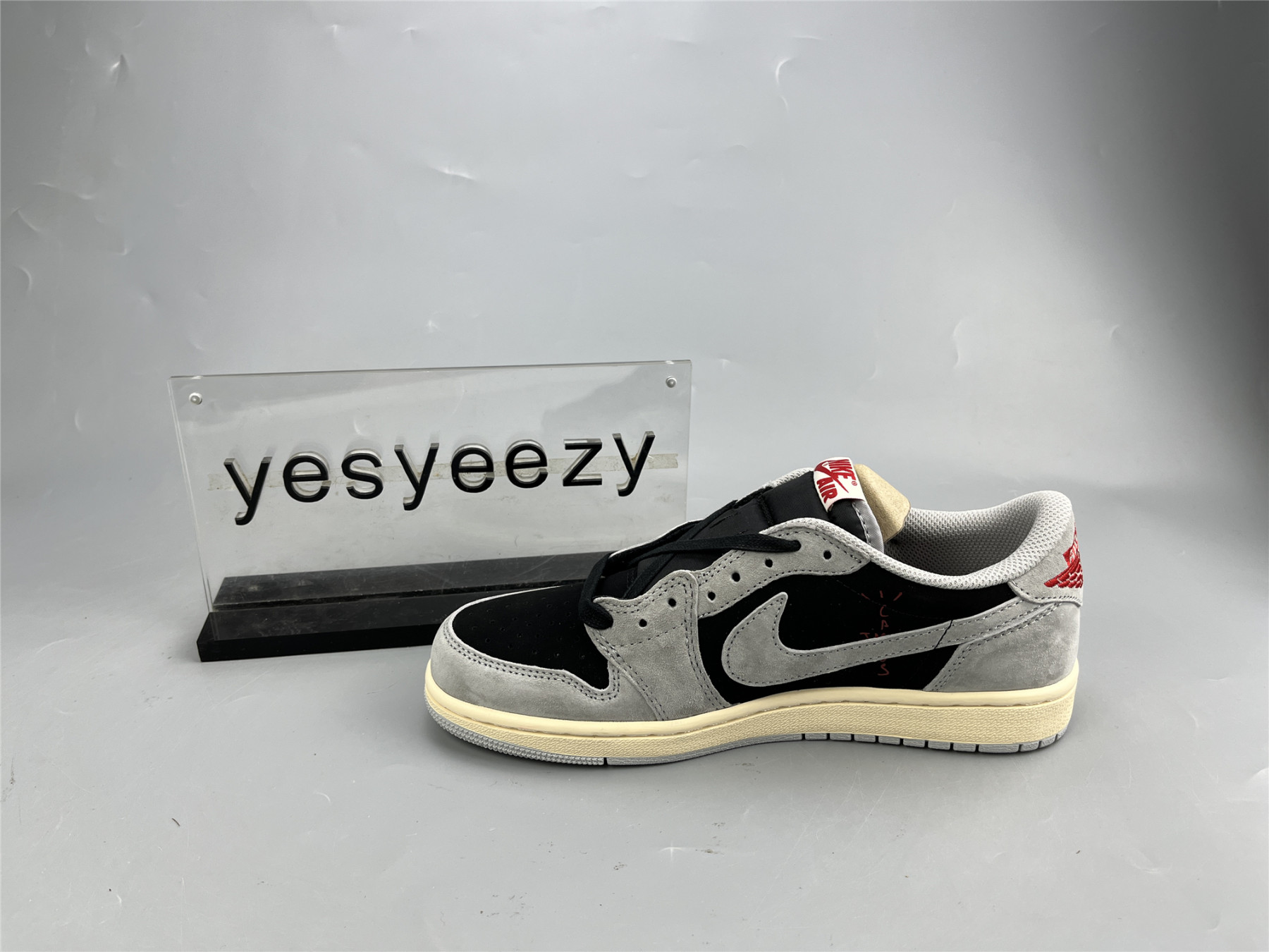 UA TRAVIS SCOTT X AIR JORDAN 1 LOW