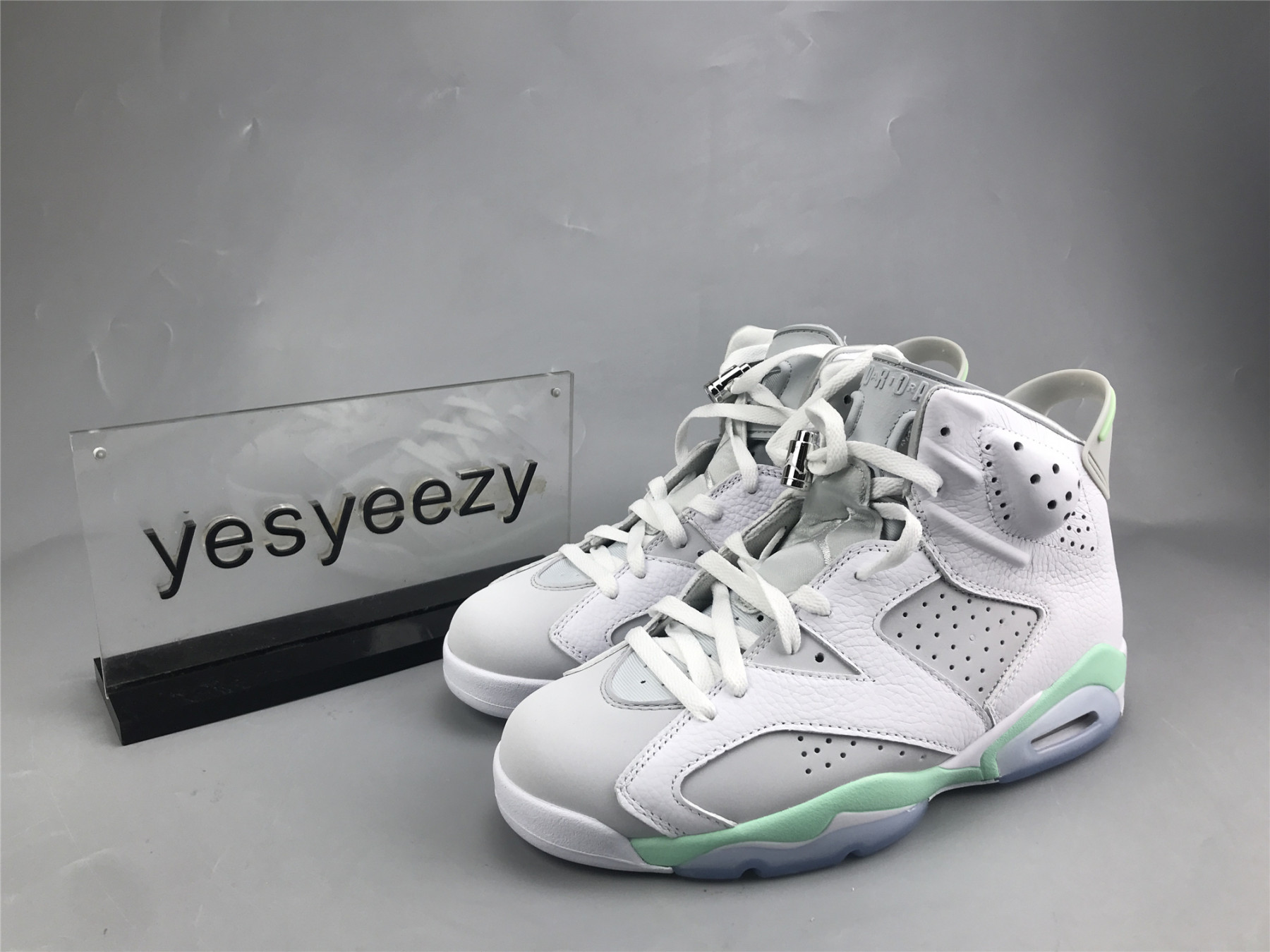 UA WMNS AIR JORDAN 6 RETRO 