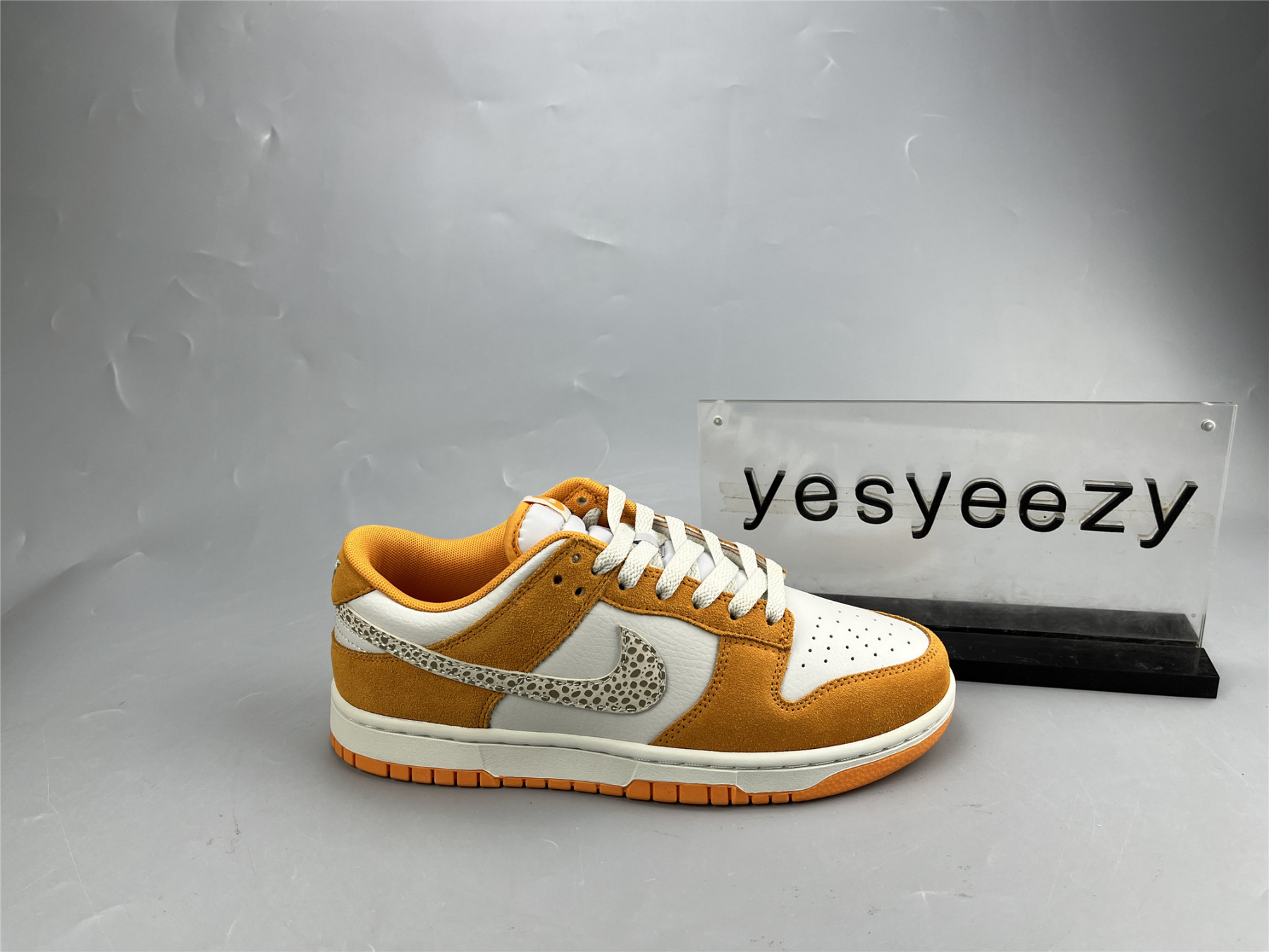 UA NIKE DUNK LOW 'SAFARI SWOOSH - KUMQUAT'