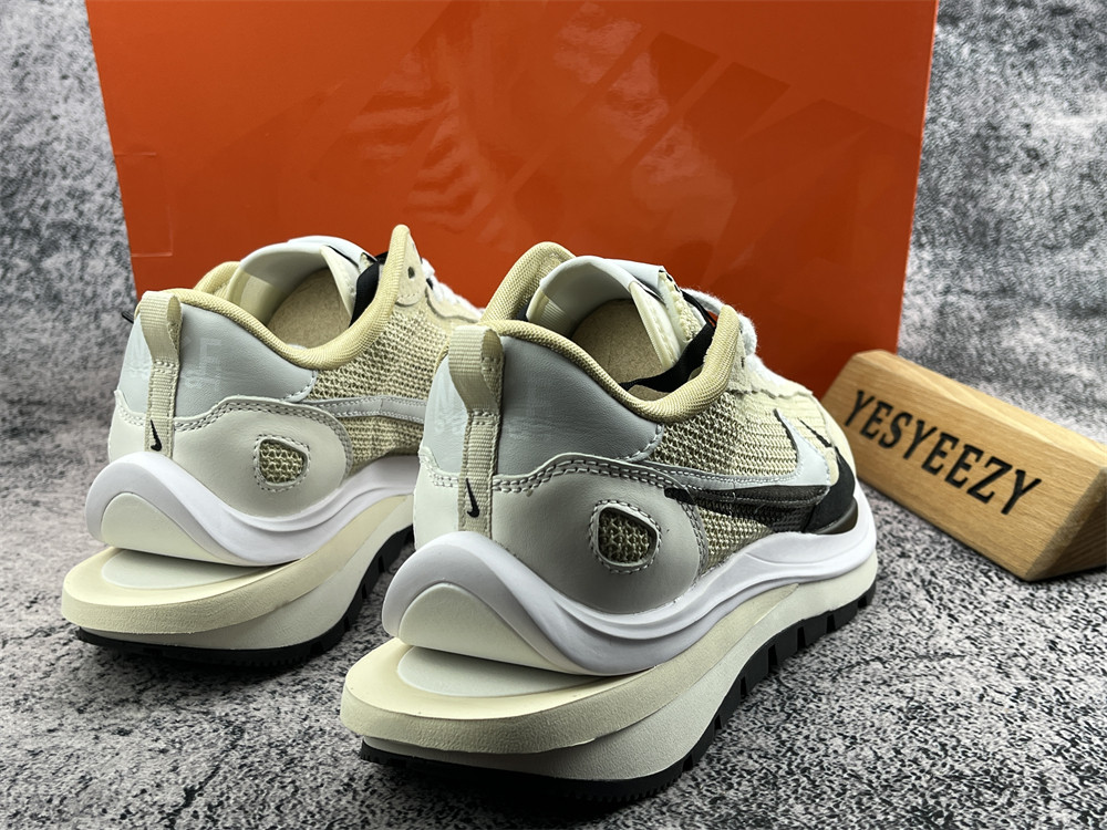 UA NIKE VAPORWAFFLE SACAI SPORT BEIGE