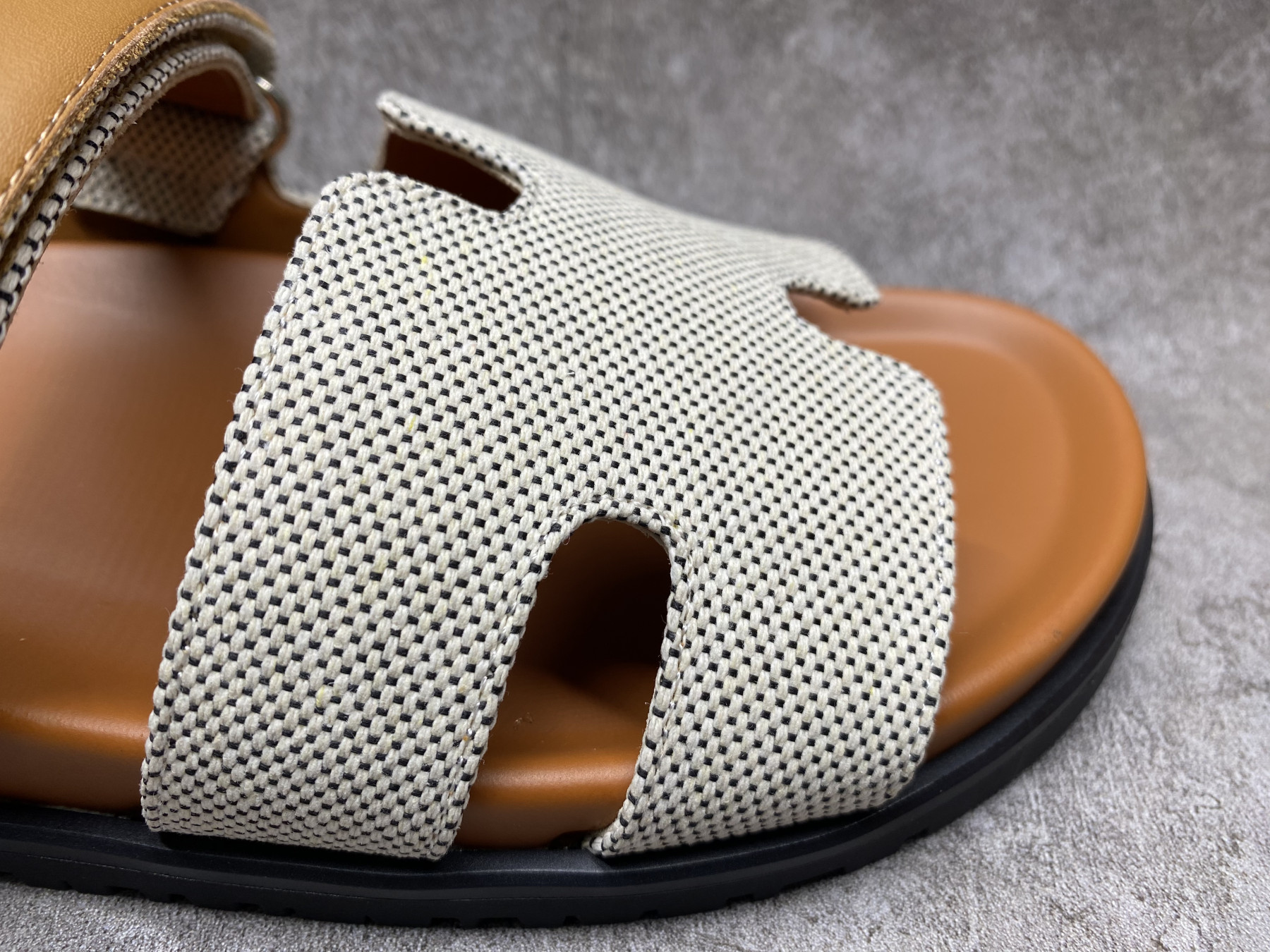 UA H**me5 Chypre Sandal