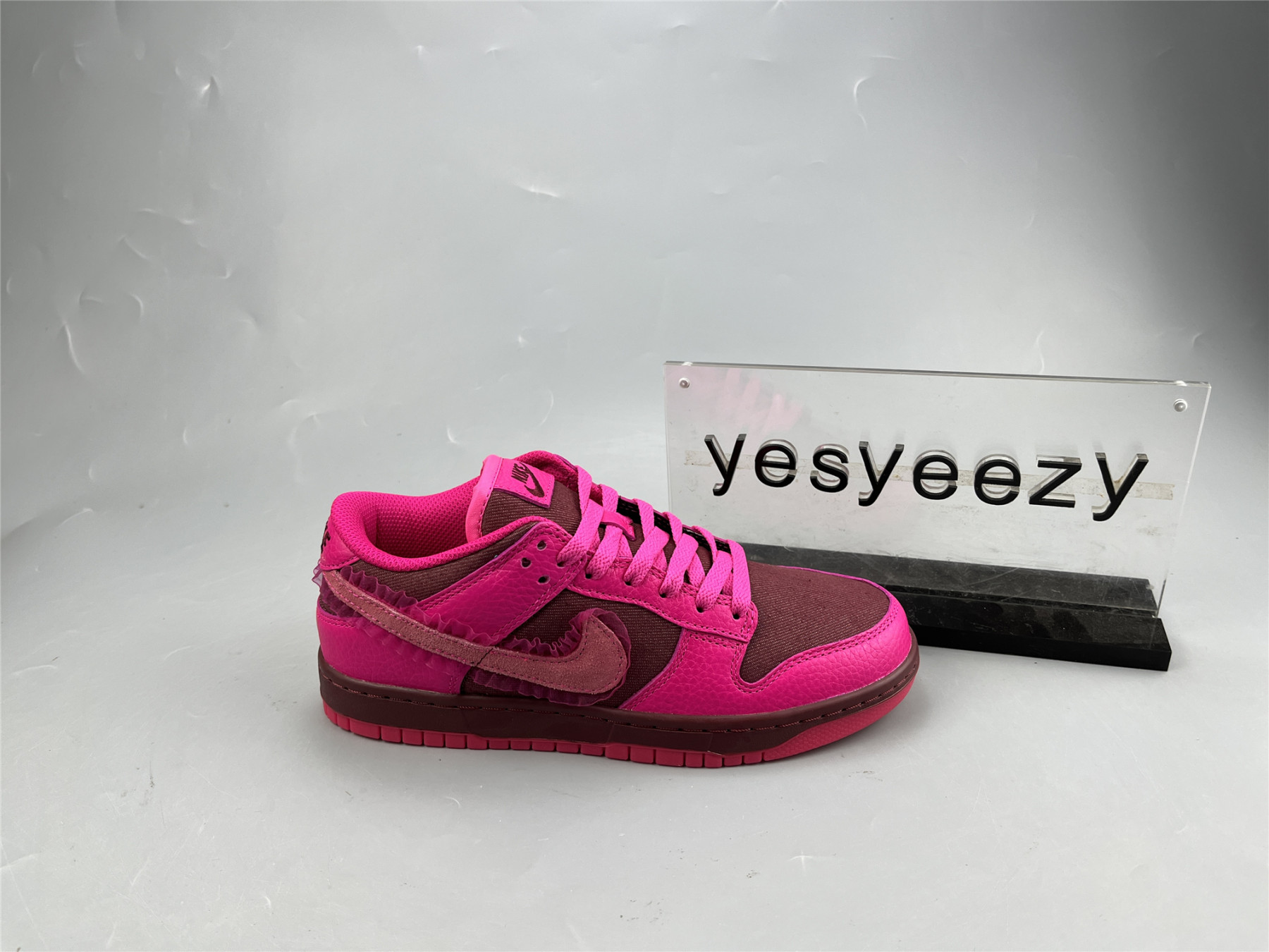 UA NIKE WMNS DUNK LOW 