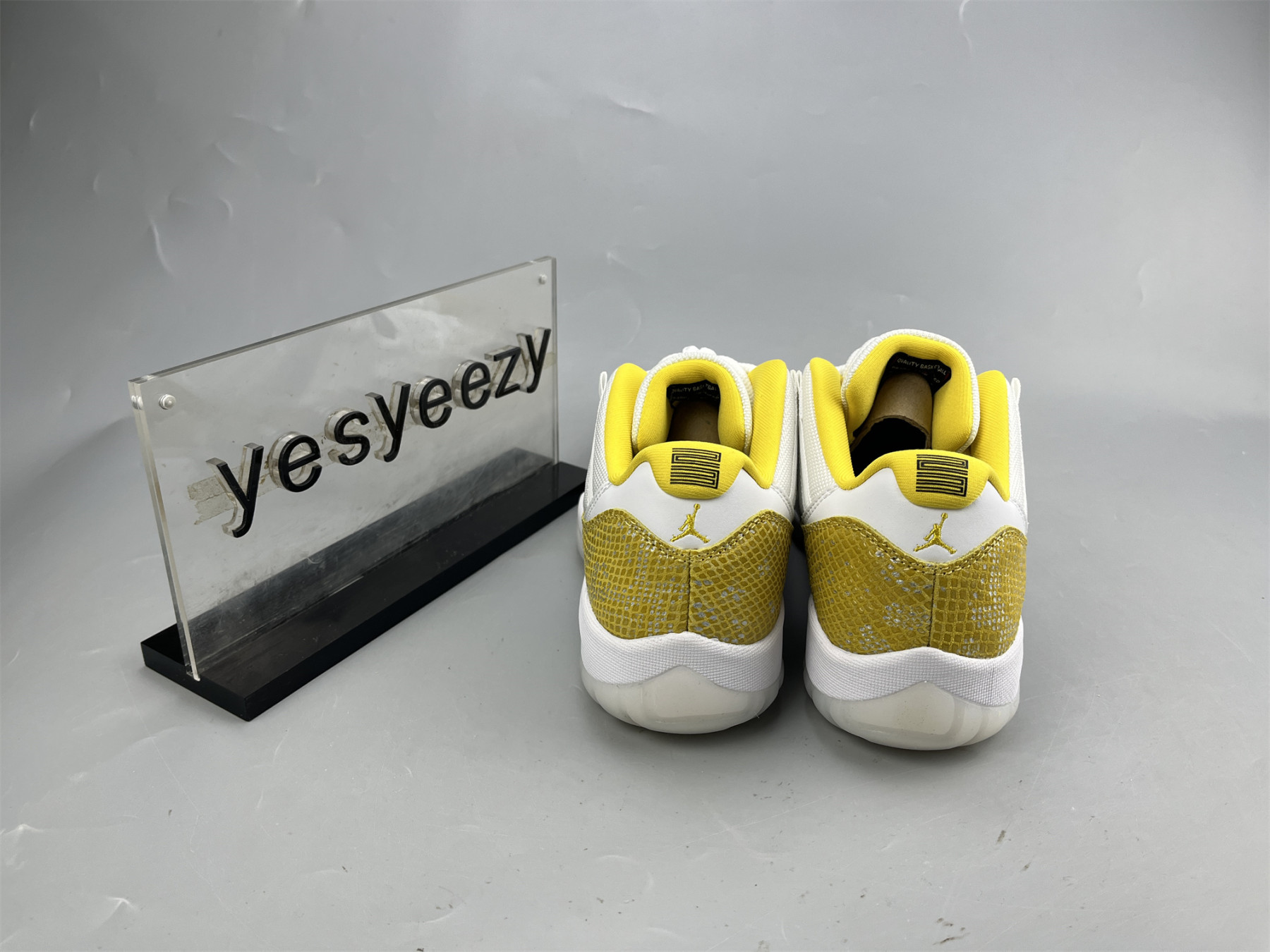 UA WMNS AIR JORDAN 11 RETRO LOW 
