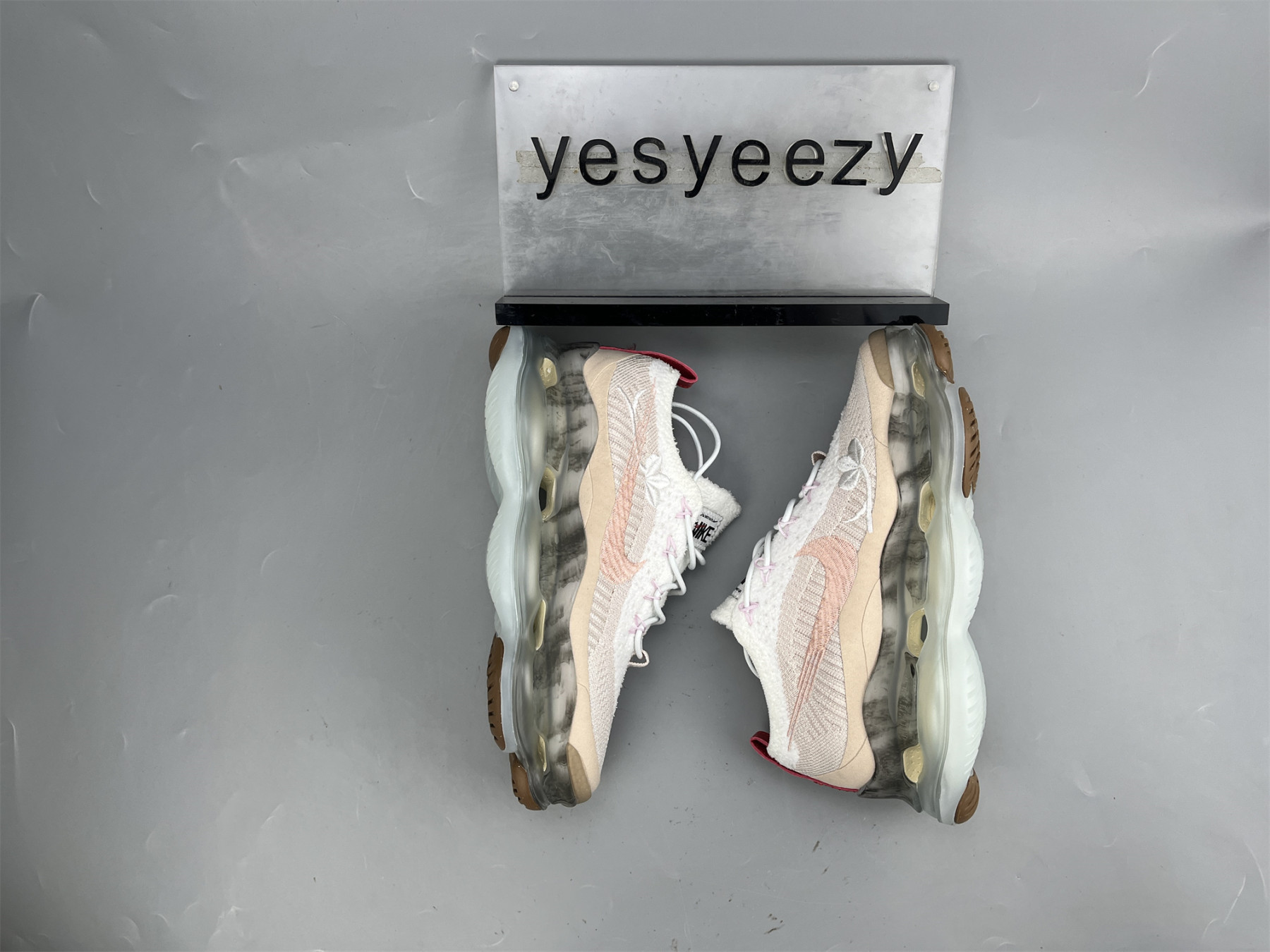 UA NIKE WMNS AIR MAX SCORPION FLYKNIT 