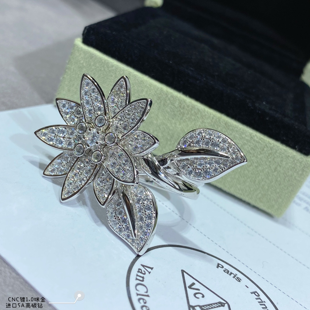 V*n Cl**f & Arpels lotus Ring