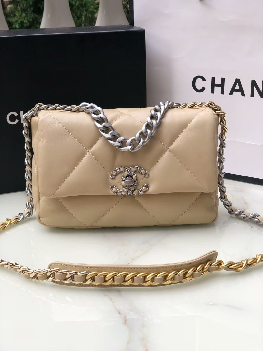 Ch**el 19 HANDBAG Shiny Leather, Gold-Tone, Silver-Tone & Ruthenium-Finish Metal Beige 26x16x9cm