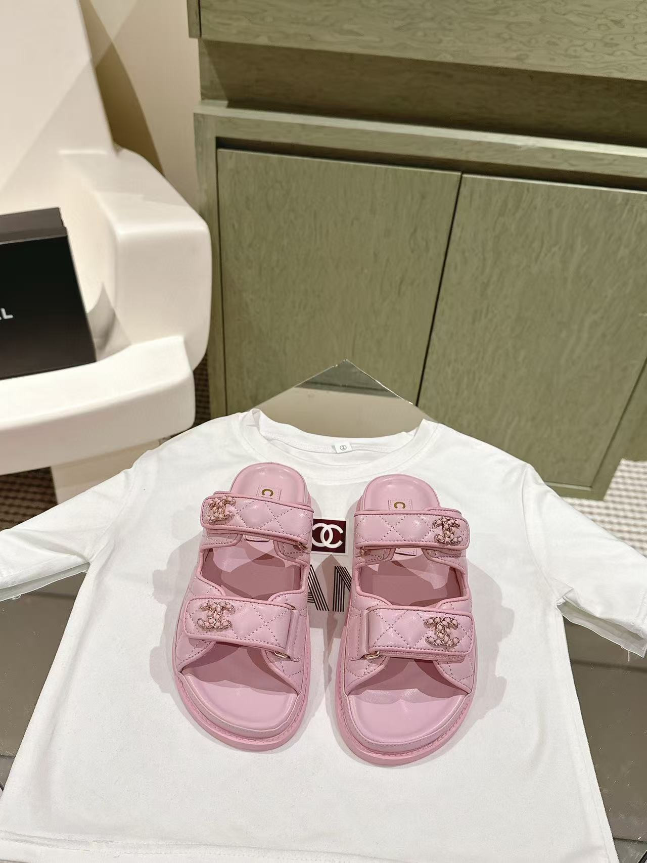 UA Ch**el SLIDES