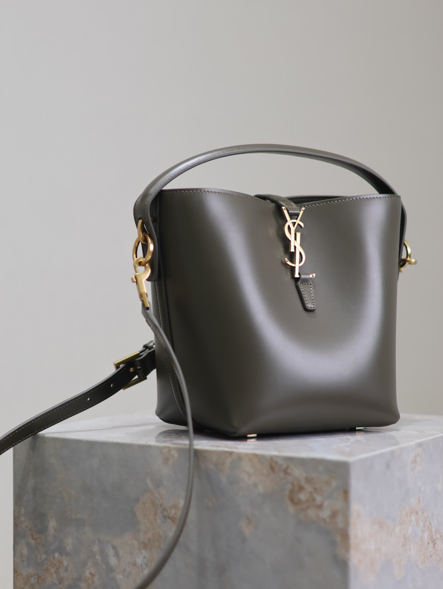 Y51 LE 37 In Shiny Leather 17x20x13cm