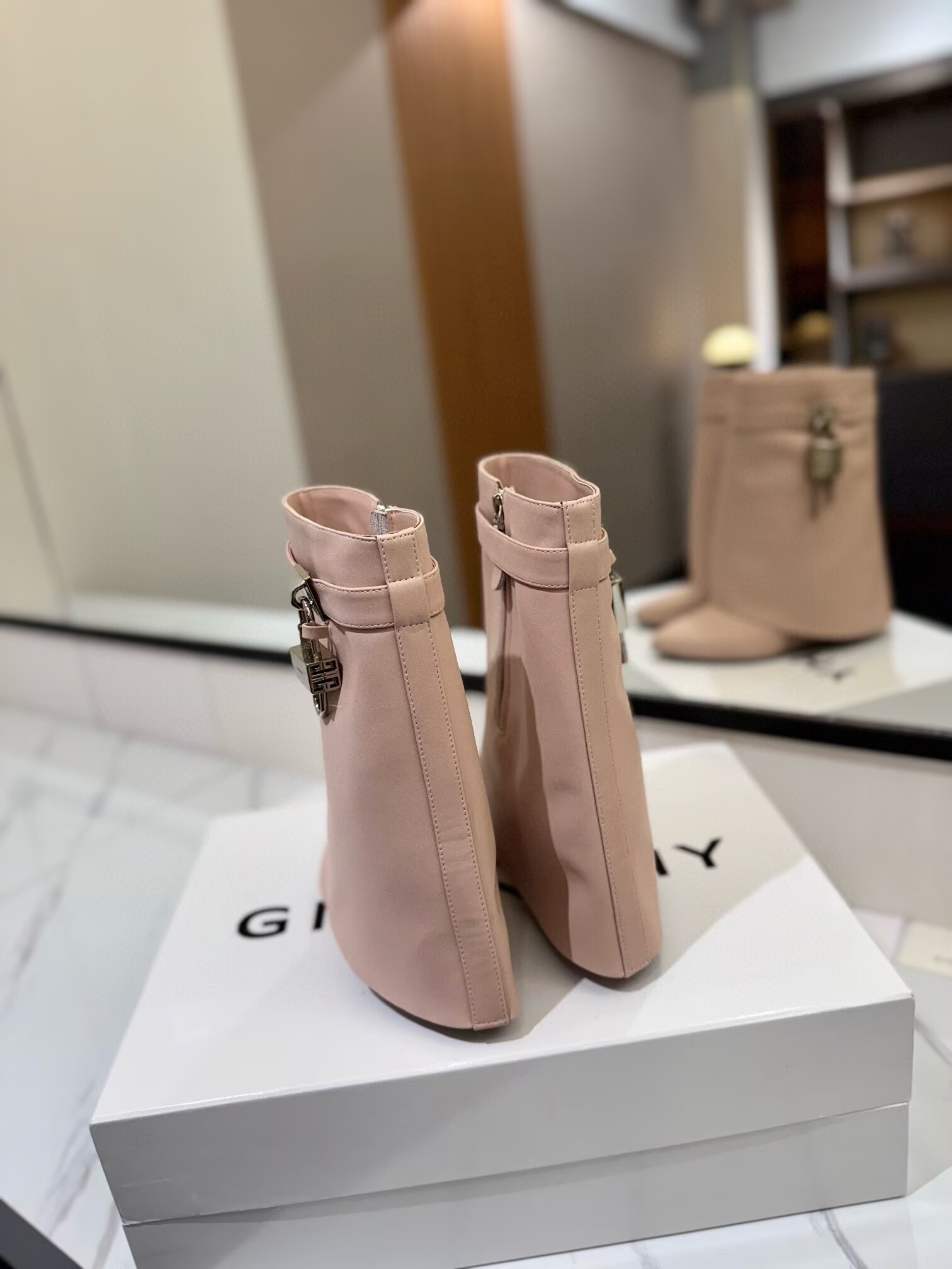 UA G1uenchy Boots(Production about 10 days)