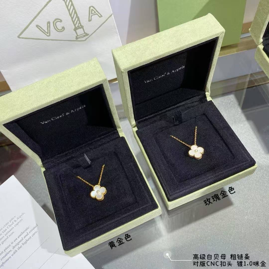 V*n Cl**f & Arpels Medium Classic Four Leaf Clover Necklace Diameter approx 1.5cm Chain length approx 40+5cm