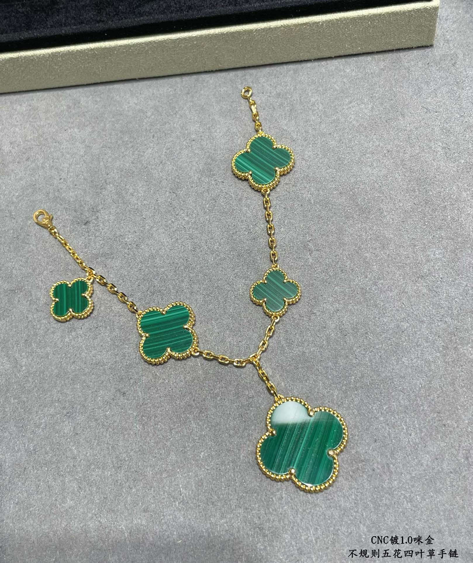 V*n Cl**f & Arpels Natural malachite irregular five-flowered four-leaf clover Bracelet