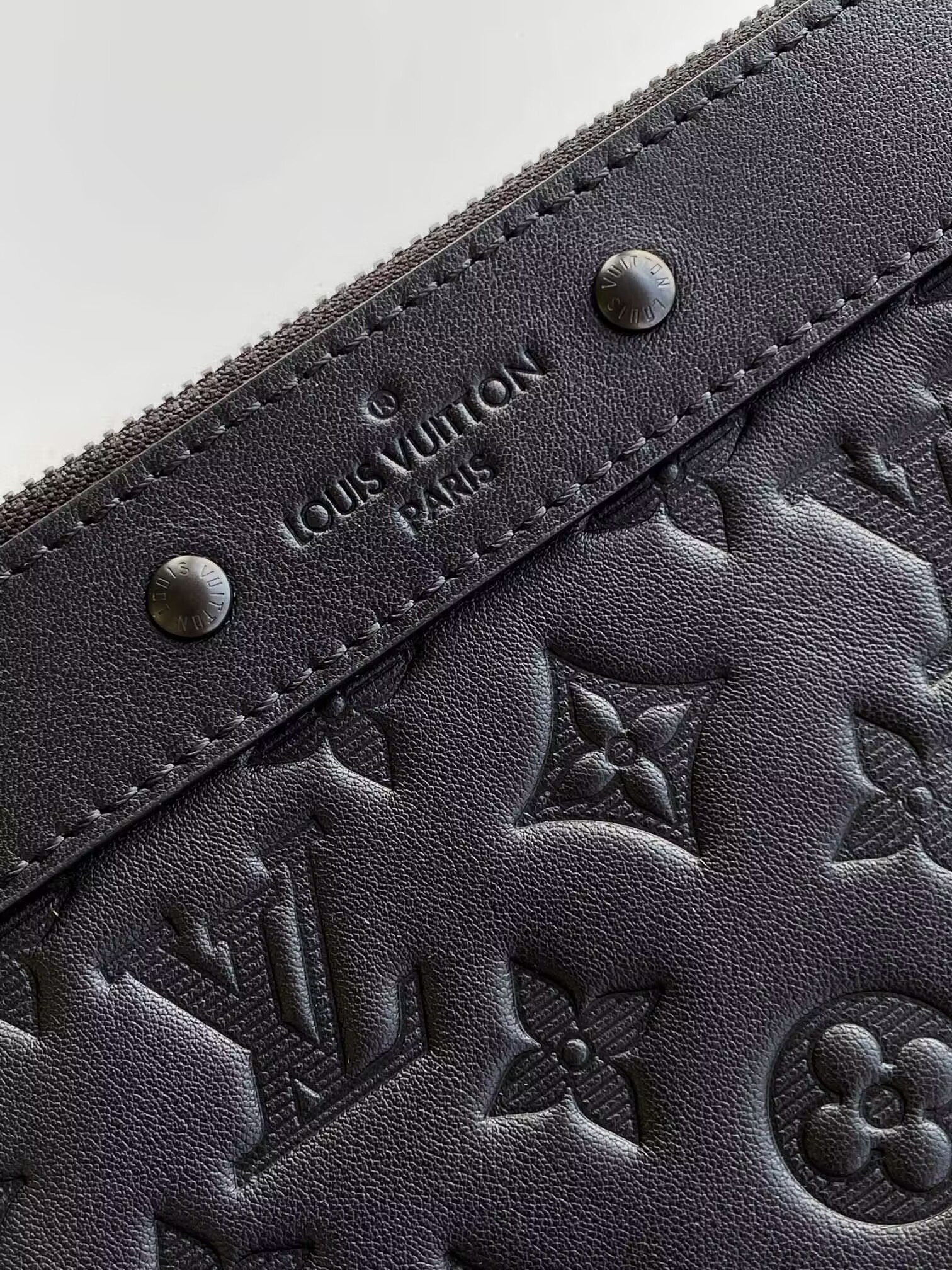 LV To-Go Pochette M81570 30 x 21.5 x 1 cm