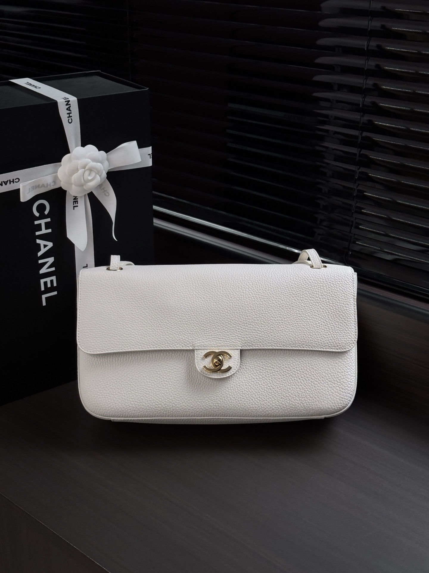 Ch**el Maxi Flap bag in White with Gold-Tone Hardware AS6231 19.5x32x10cm