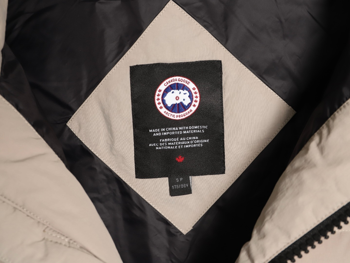 Can*a G00se Short Puffer jacket