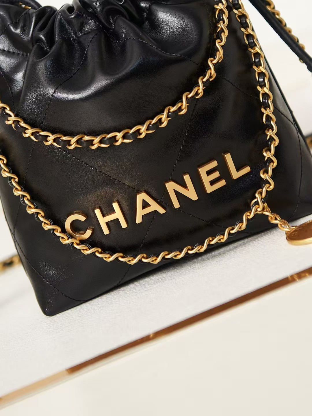 Ch**el 22 MINI HANDBAG Shiny Calfskin black 20 × 19 × 6 cm