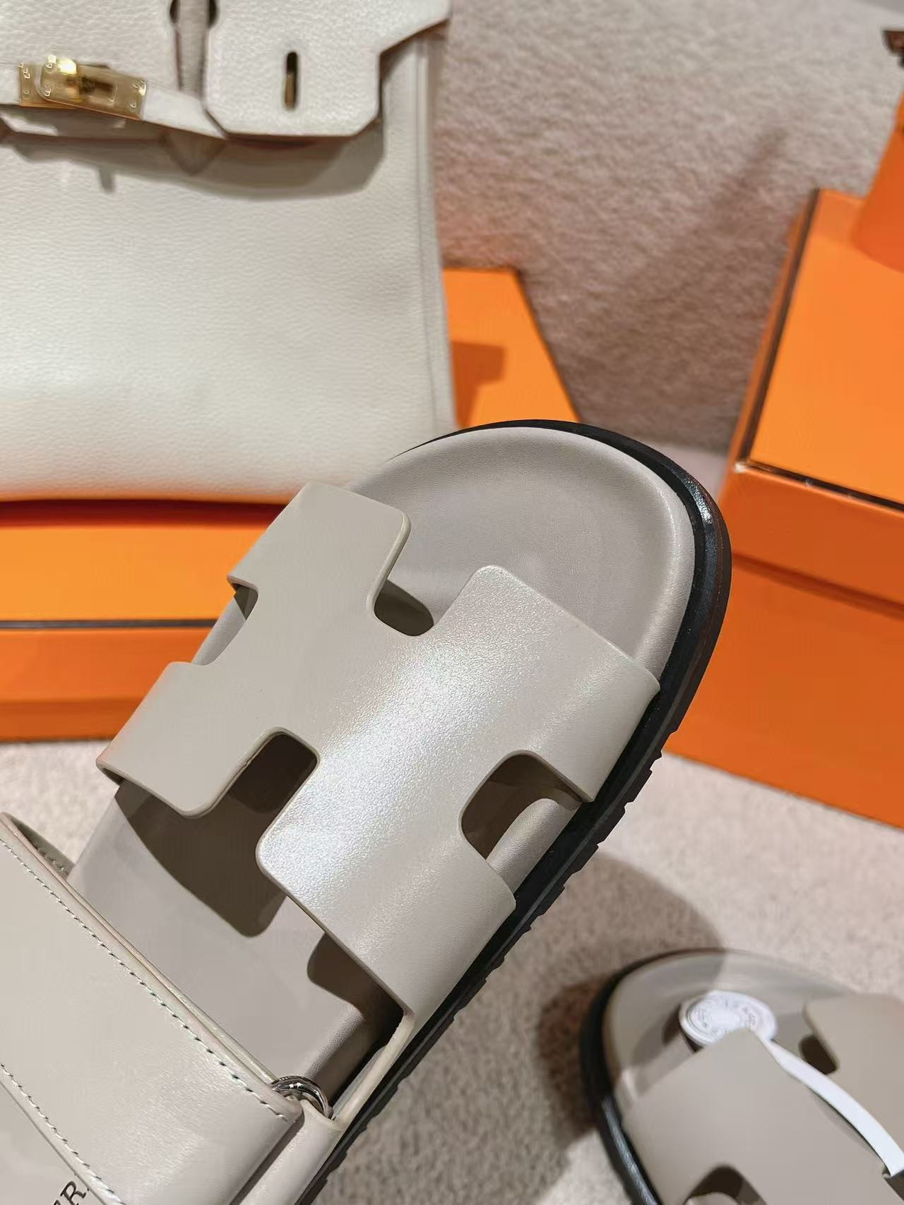 UA H**me5 Chypre Sandal
