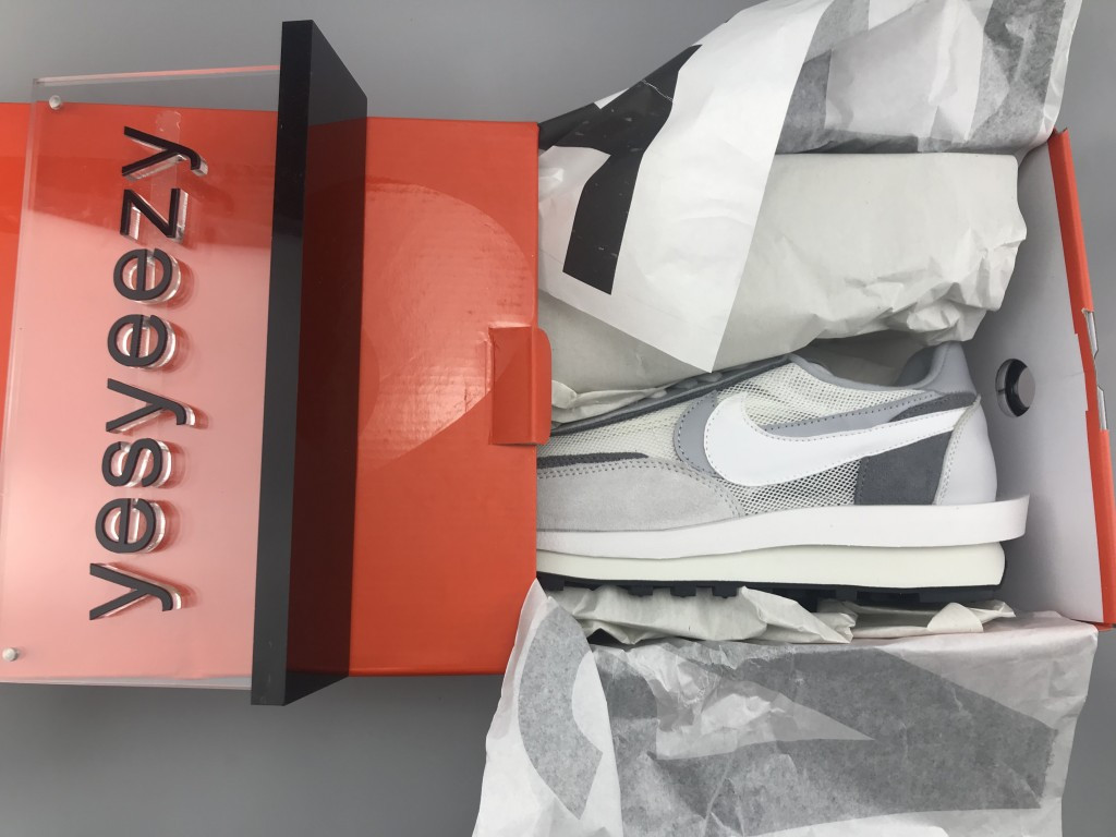 UA NIKE LDWAFFLE/SACAI WHITE GREY