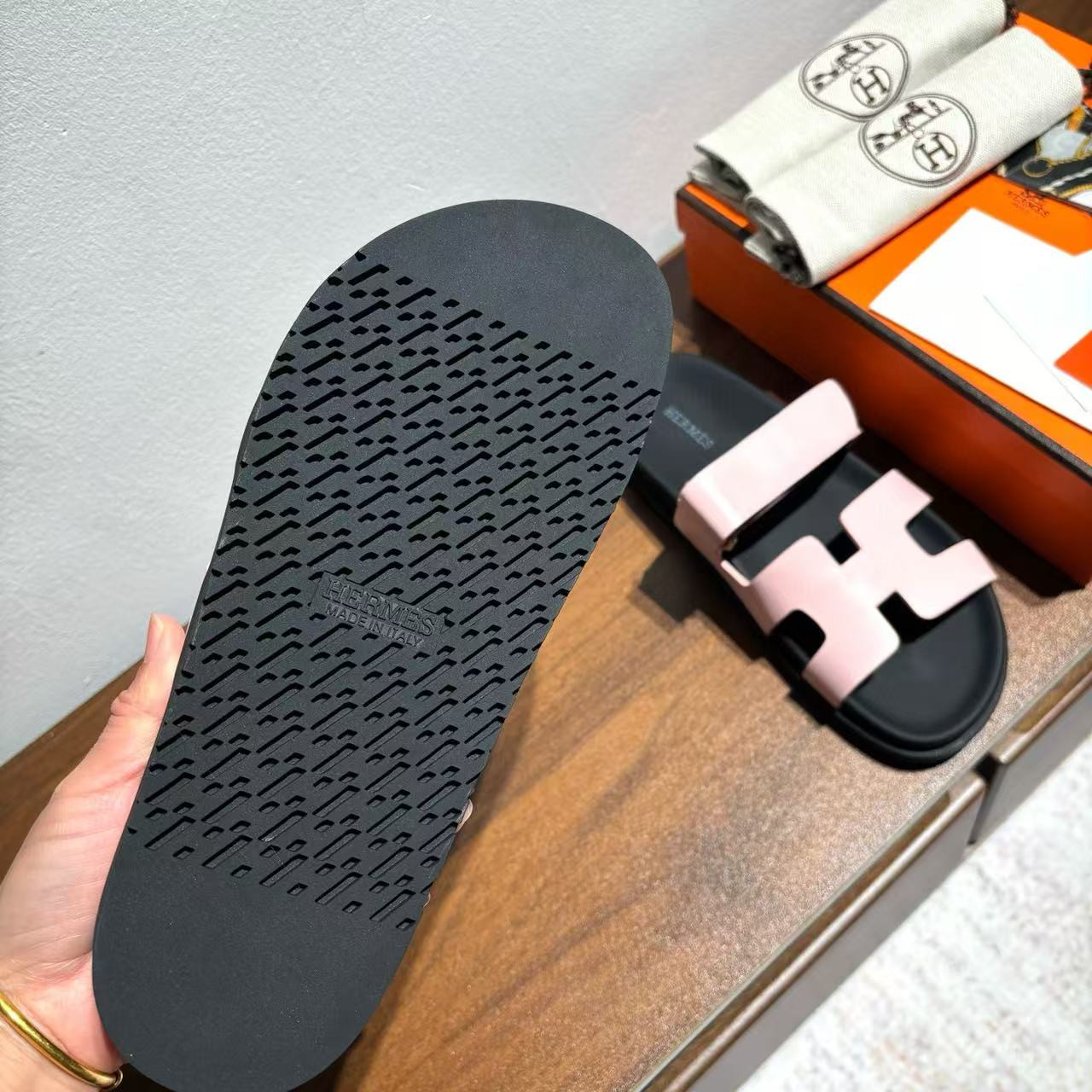 UA H**me5 Chypre Sandal