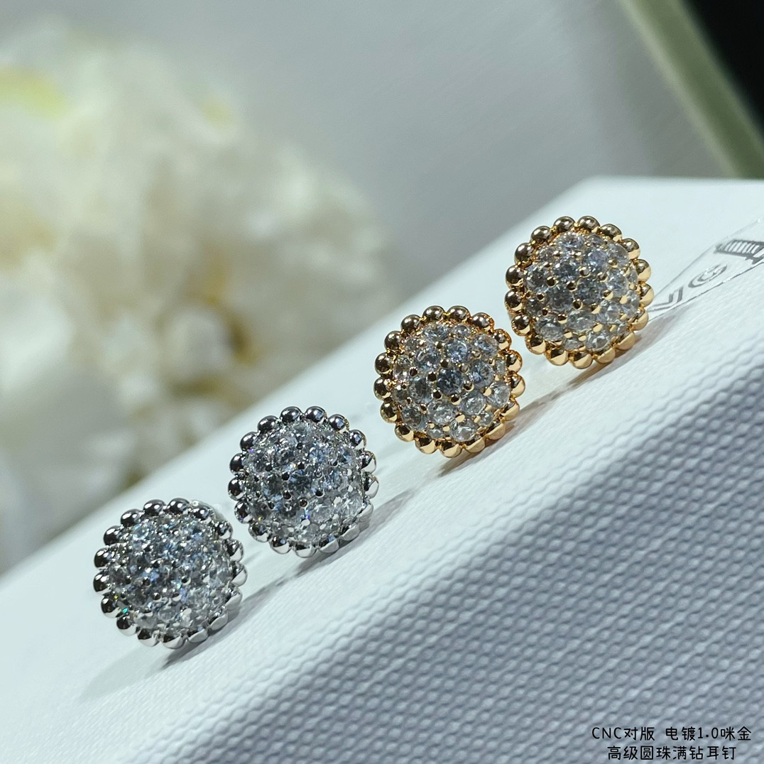 V*n Cl**f & Arpels round bead full D1am0nd earrings