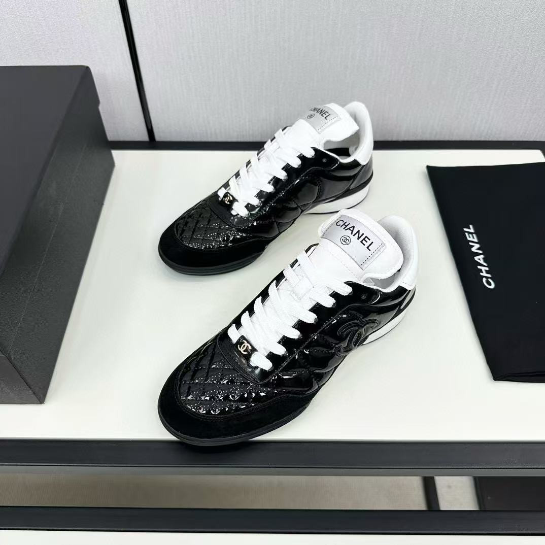 UA Ch**el SNEAKER