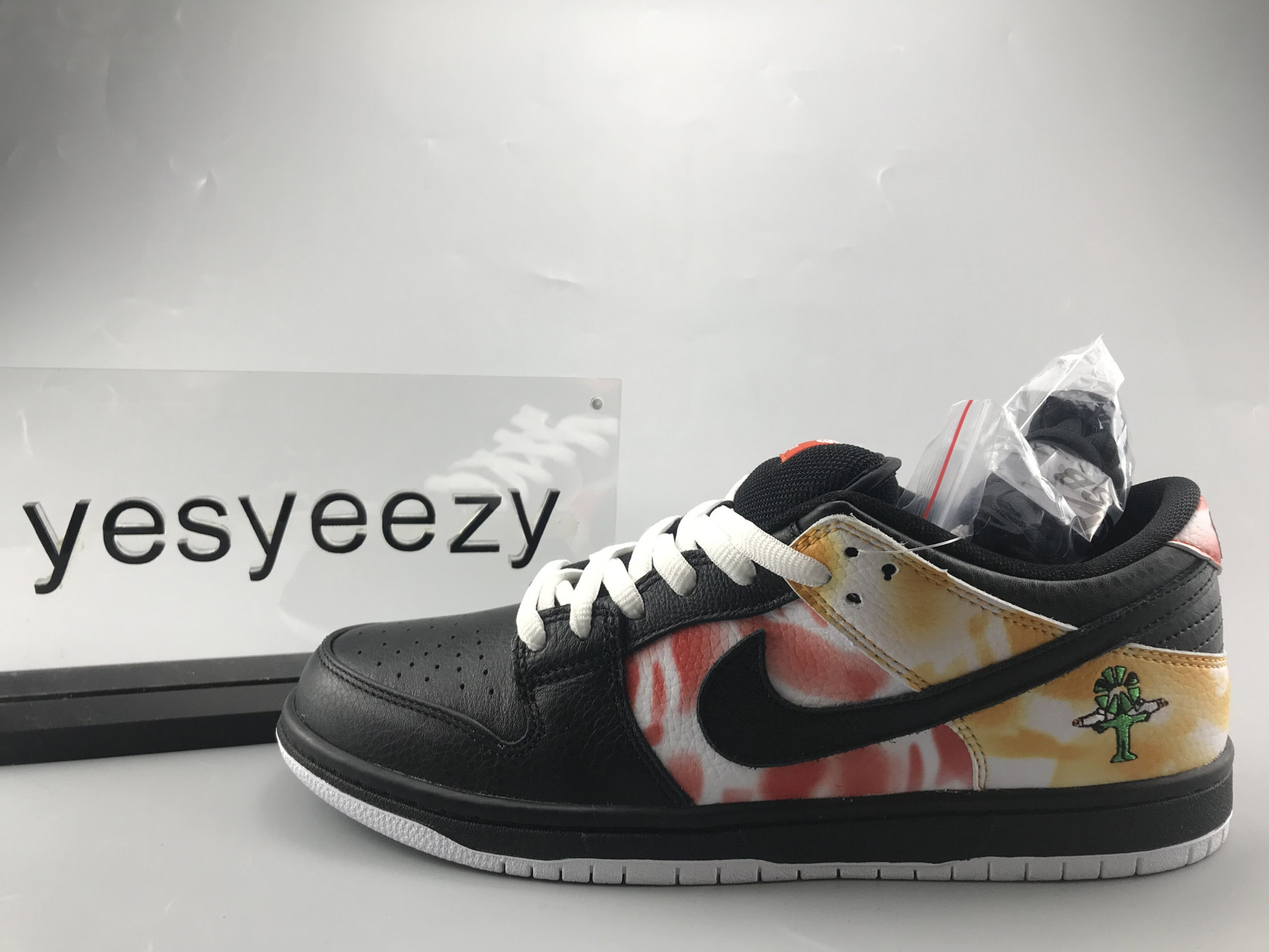 UA NIKE SB DUNK LOW PRO QS RAYGUN TIE-DYE BLACK