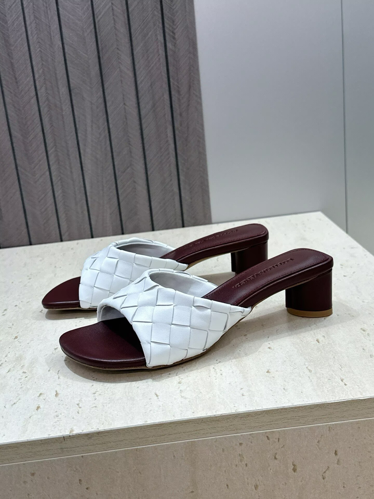 UA B0tt*ga Ven*ta Slides 4.5cm Heel