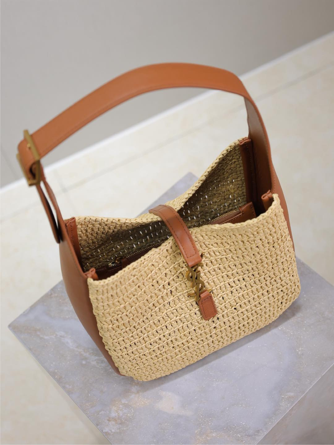 Y51 LE 5 À 7 S*pple Small in Raffia and leather 22 X  22 X 7-9 CM
