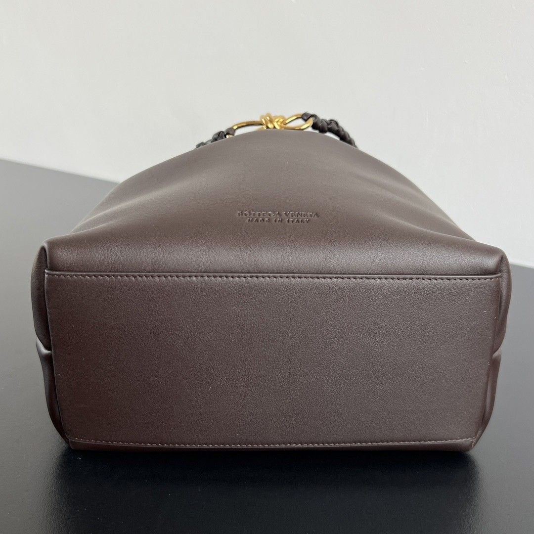 B0tt*ga Ven*ta Andiamo Medium Leather Bucket Bag 34x24x12cm Without Box